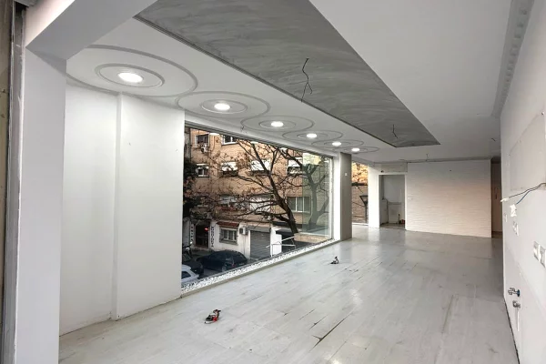  Per Shitje: Ambient Komercial / Showroom, Lokacion: Muhamet Gjollesha 