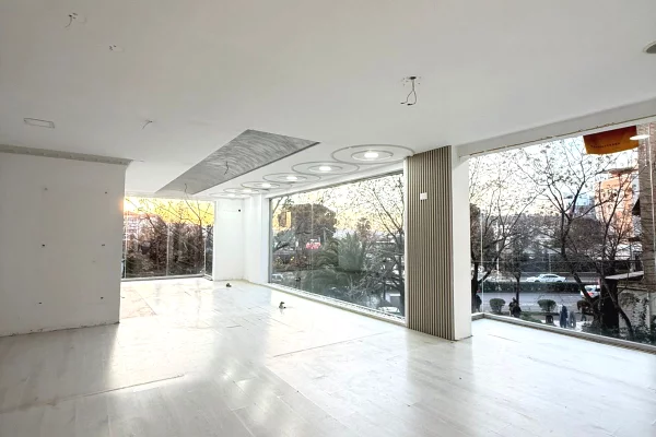  Per Shitje: Ambient Komercial / Showroom, Lokacion: Muhamet Gjollesha 