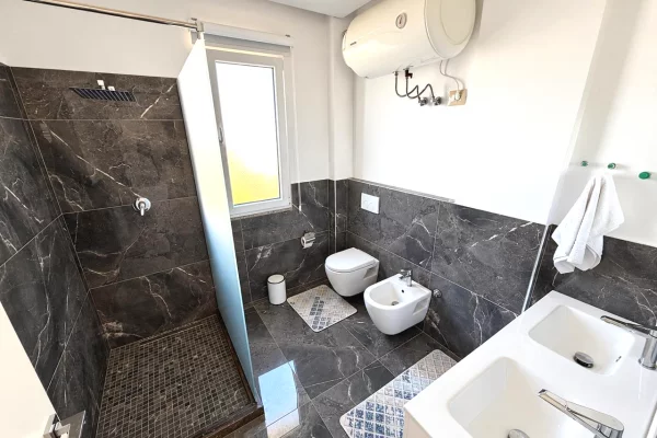 Shtepi me qera Apartament ne Tirane, 2+1, Mobilimi E mobiluar, Pagesa 65,000  Leke.