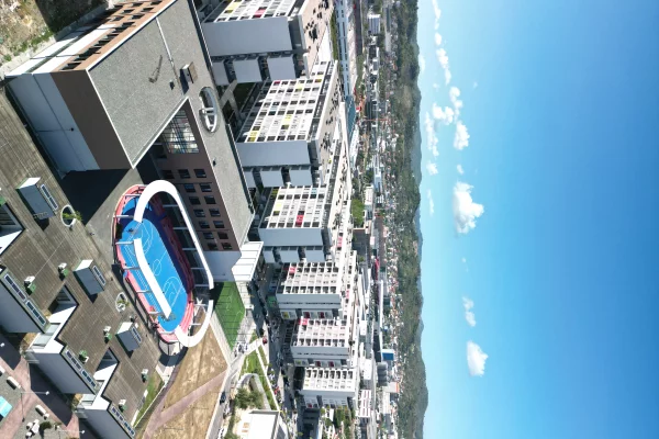 Jepet me qera 2+1 450€/muaj me pamje nga parku