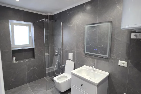 Shtepi ne shitje Apartament ne Tirane, 1+1, Mobilimi Bosh, pa mobiluar, Pagesa 108,000  Euro.