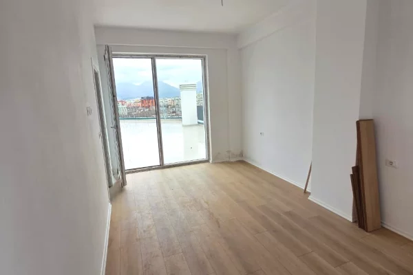 Shitet apartament 3+1+2