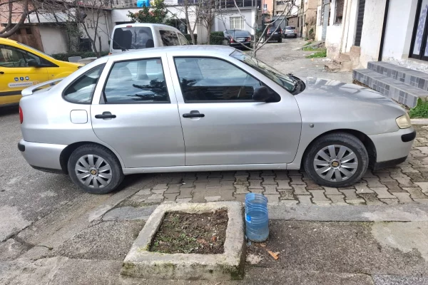 Makina ne shitje ne Elbasan - 1,300 Euro