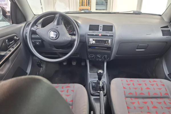 Makina ne shitje ne Elbasan, Seat, 2002 Benzine,Kambio Manual Pagesa 1,300  Euro.