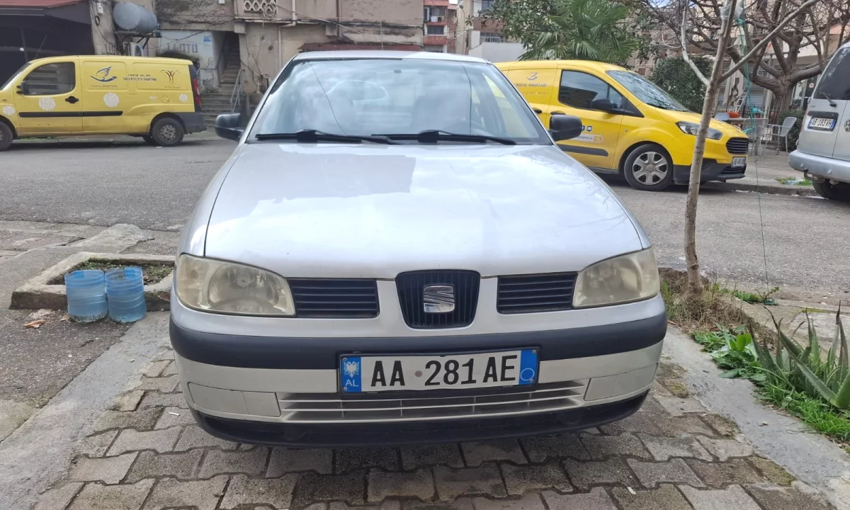 Makina ne shitje ne Elbasan, Seat, 2002 Benzine,Kambio Manual Pagesa 1,300  Euro.