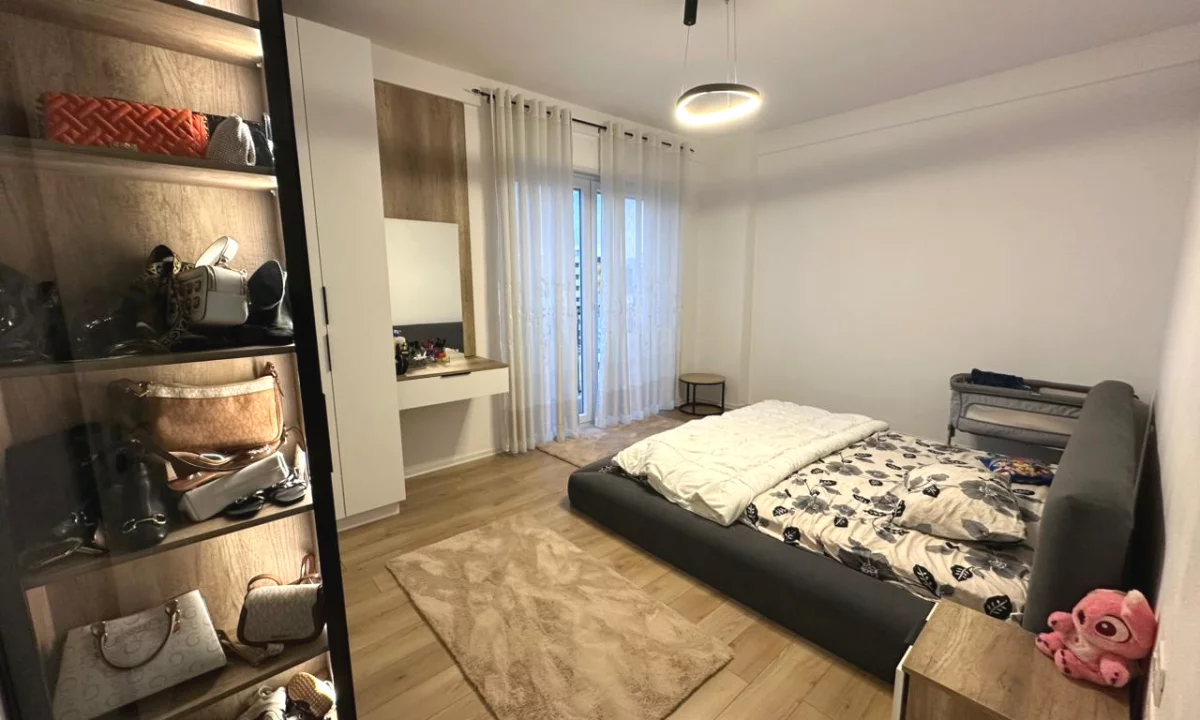 Shtepi ne shitje Apartament ne Tirane, 2+1, Mobilimi E mobiluar, Pagesa 150,000  Euro.