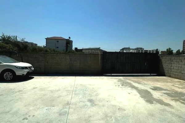 Truall ose Toke ne Tirane - 50,000 Leke