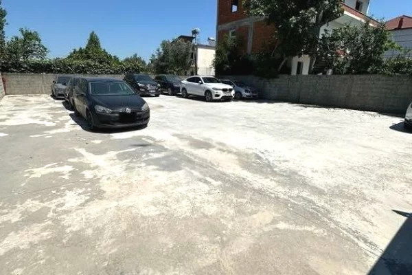 Truall ose Toke ne Tirane - 50,000 Leke