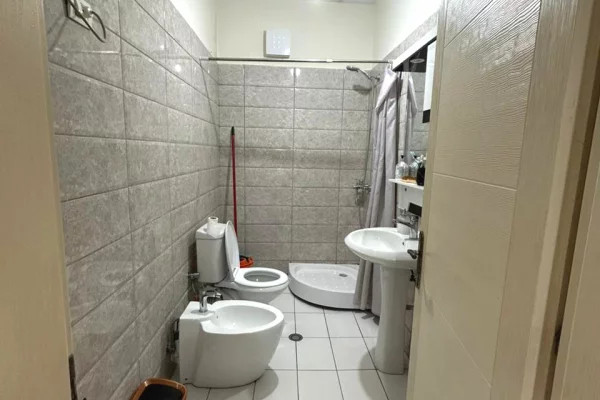 Shtepi ne shitje Apartament ne Tirane, 1+1, Mobilimi E mobiluar, Pagesa 87,000  Euro.