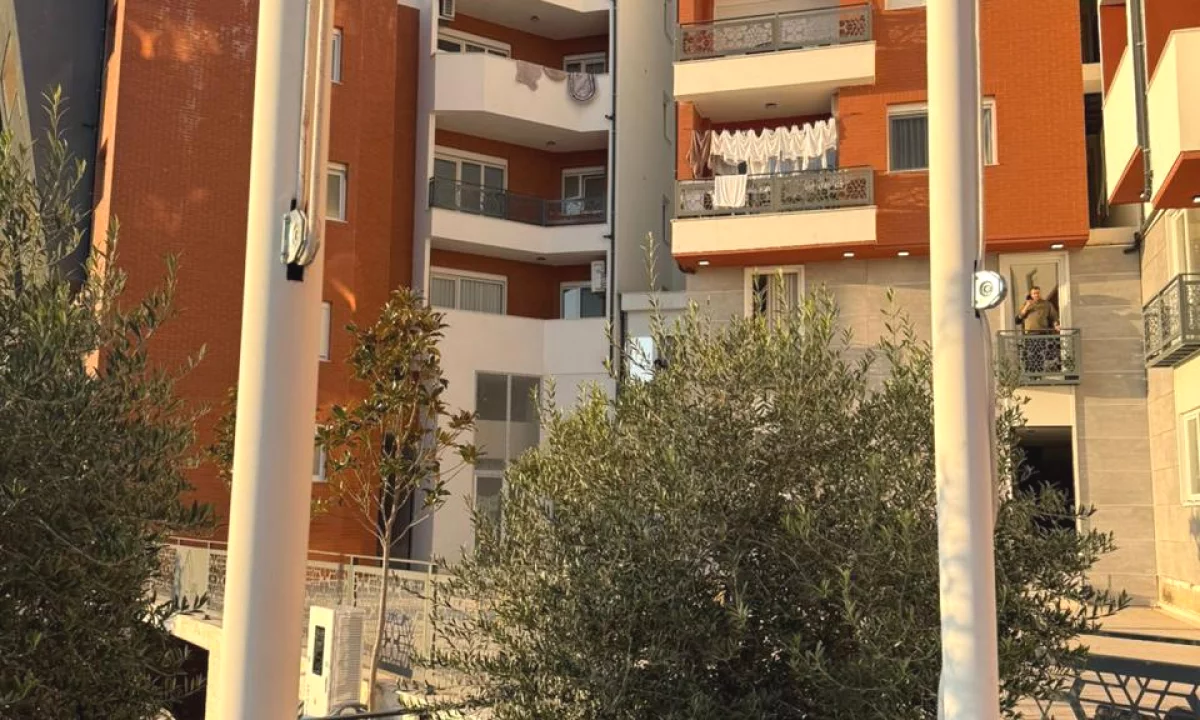 Shtepi ne shitje Apartament ne Tirane, 3+1, Mobilimi Bosh, pa mobiluar, Pagesa 170,000  Euro.