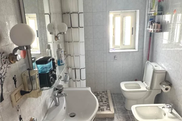 Shtepi ne shitje Apartament ne Tirane, 2+1, Mobilimi E mobiluar, Pagesa 289,000  Euro.