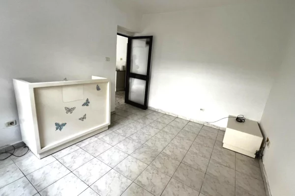 Shtepi ne shitje Apartament ne Tirane, 1+1, Mobilimi Bosh, pa mobiluar, Pagesa 130,000  Euro.