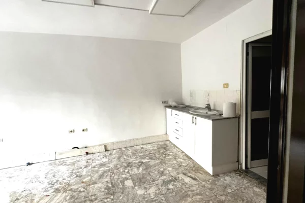 Shtepi ne shitje Apartament ne Tirane, 1+1, Mobilimi Bosh, pa mobiluar, Pagesa 130,000  Euro.