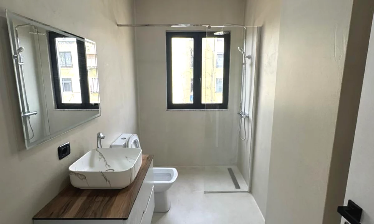 Shtepi ne shitje Apartament ne Tirane, 2+1, Mobilimi E mobiluar, Pagesa 25,000,000  Leke.