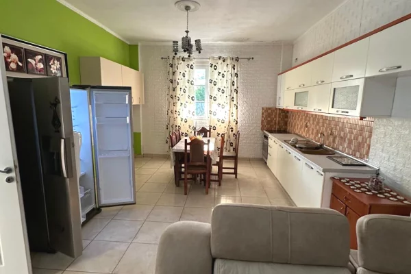 Shtepi me qera Shtepi Private ne Tirane, 2+1, Mobilimi E mobiluar, Pagesa 500  Euro.