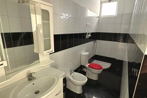 Shtepi me qera Shtepi Private ne Tirane, 2+1, Mobilimi E mobiluar, Pagesa 500  Euro.