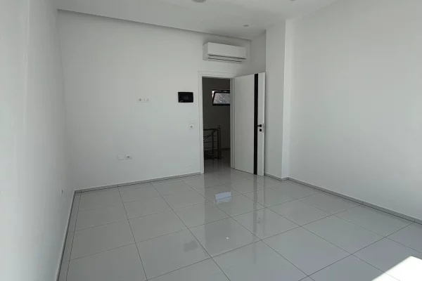 Jepet me qera ambient biznesi ne Kamez(35.000leke/muaj)