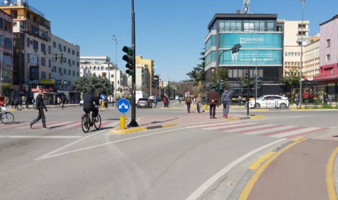 Ambient bznesi ne shitje buze rruge te Kavajes !