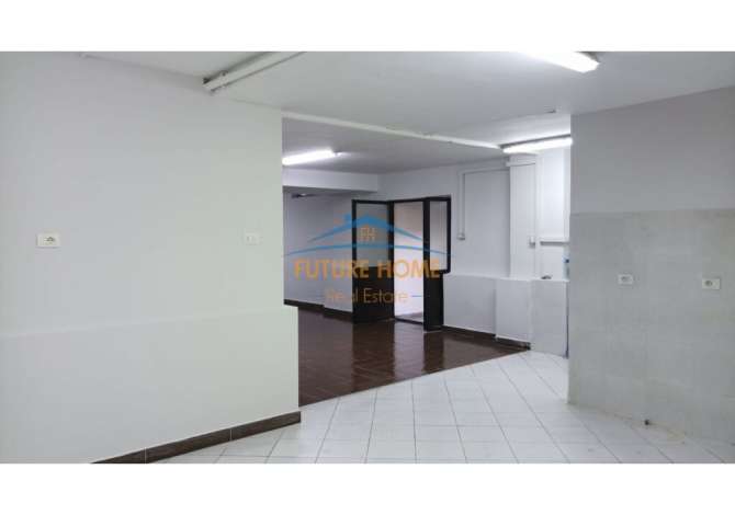 Shitet ambjent biznesi Rruga Irfan Tomini