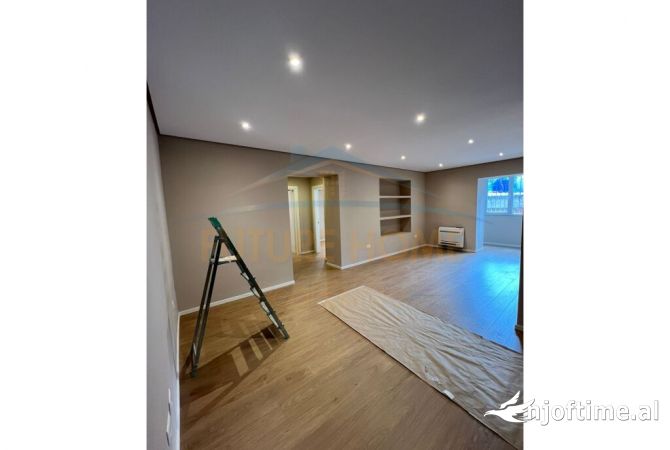 Ambiente Commerciale in Affitto 3+1 a Tirana - 950 Euro