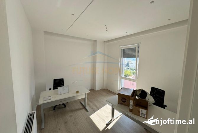 Ambiente Commerciale in Affitto 3+1 a Tirana - 1,600 Euro