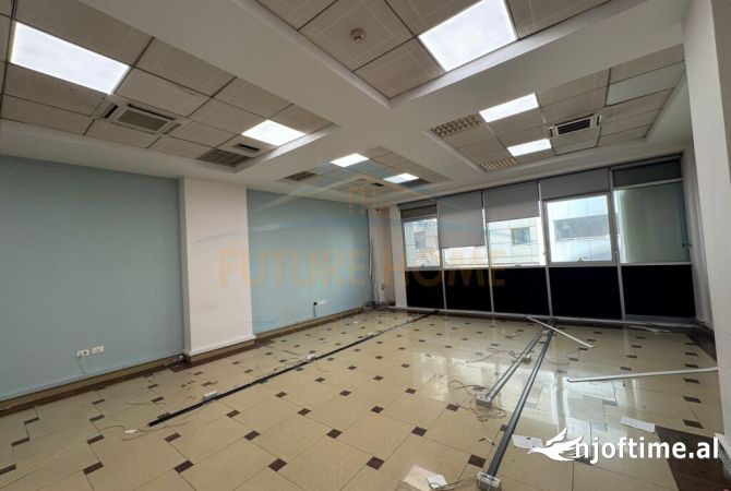 Ambiente Commerciale in Affitto 1+1 a Tirana - 900 Euro