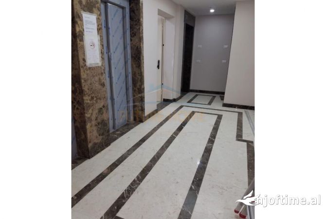 Ambiente Commerciale in Affitto 3+1 a Tirana - 1,000 Euro