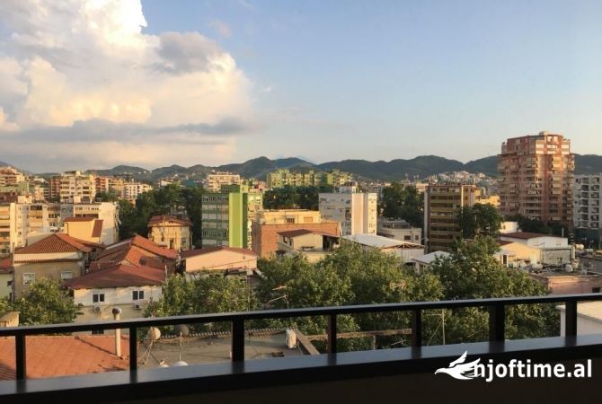 Ambiente Commerciale in Affitto 3+1 a Tirana - 1,000 Euro