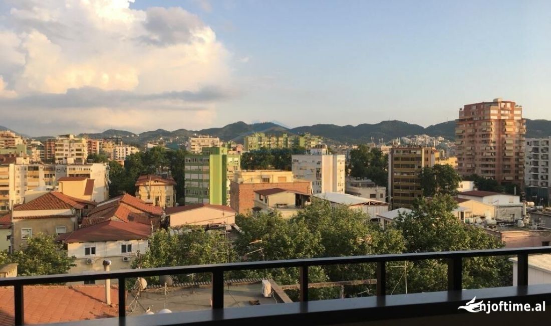 Ambjent per qira per zyra, rruga Myslym Shyri, Tirane.