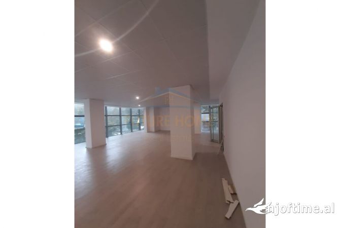 Ambiente Commerciale in Vendita 3+1 a Valona - 361,800 Euro