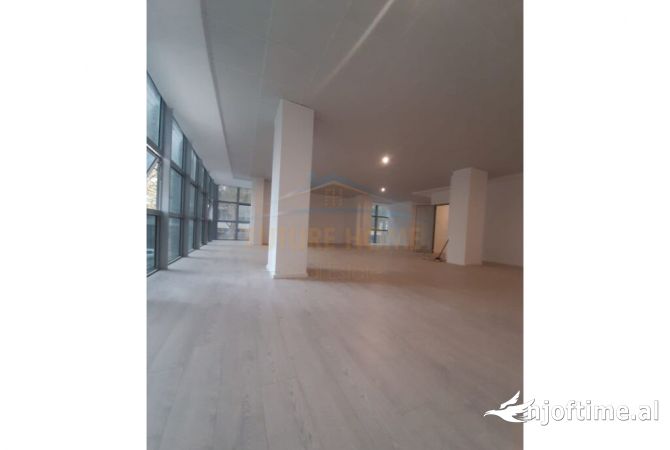 Ambiente Commerciale in Vendita 3+1 a Valona - 361,800 Euro