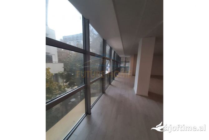 Ambiente Commerciale in Vendita 3+1 a Valona - 361,800 Euro