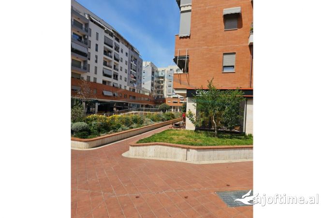 Ambiente Commerciale in Vendita 1+1 a Tirana - 285,000 Euro