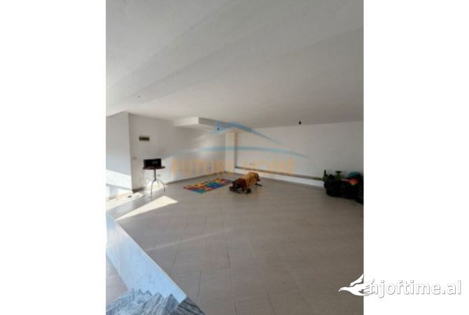 Ambiente Commerciale in Vendita 1+1 a Tirana - 145,000 Euro