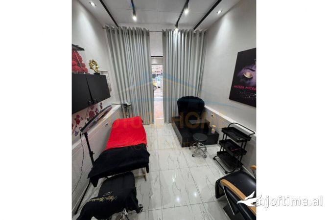 Ambiente Commerciale in Affitto 3+1 a Tirana - 7,000 Euro