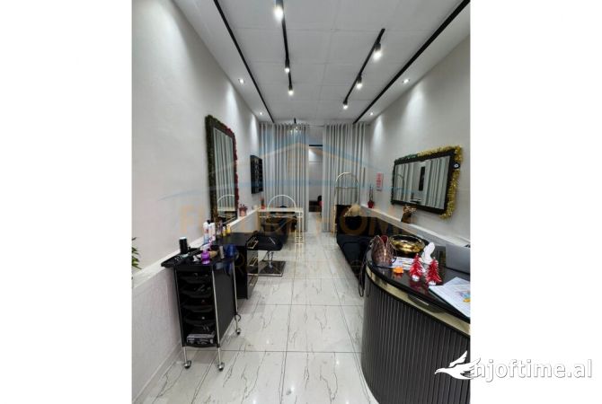 Ambiente Commerciale in Affitto 3+1 a Tirana - 7,000 Euro