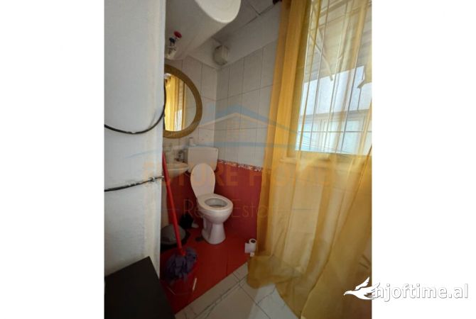 Ambiente Commerciale in Affitto 3+1 a Tirana - 7,000 Euro