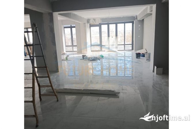 Ambiente Commerciale in Vendita 3+1 a Durazzo - 372,000 Euro