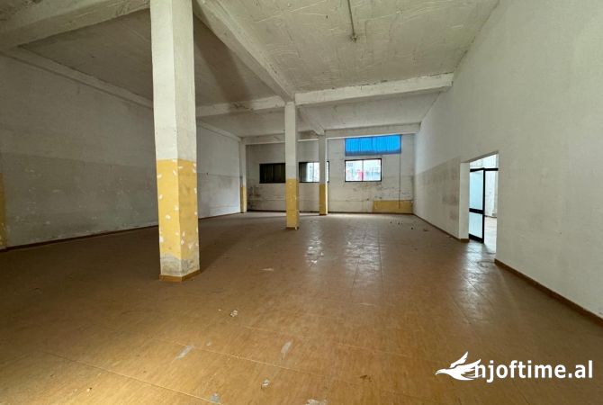 Ambiente Commerciale in Affitto 4+1 a Tirana - 2,300 Euro