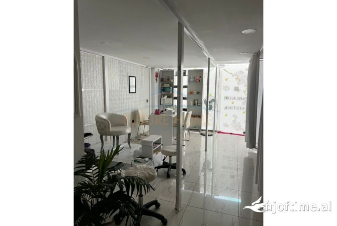 Ambiente Commerciale in Affitto 3+1 a Tirana - 700 Euro