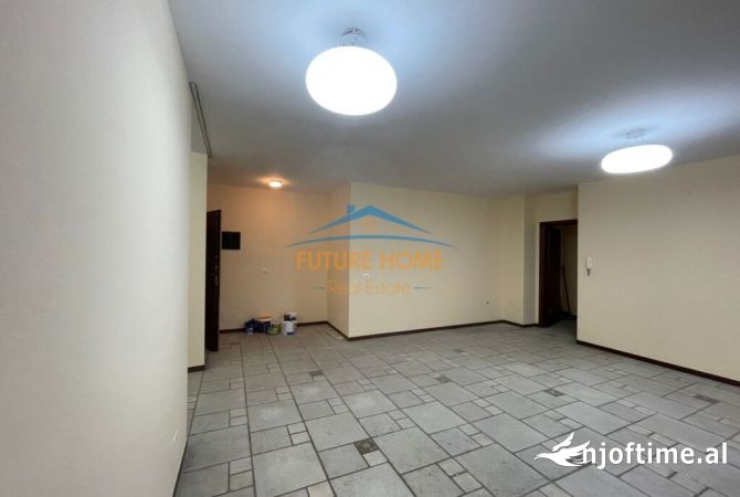 Ambiente Commerciale in Affitto 3+1 a Tirana - 1,000 Euro