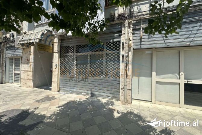 Shitet, Ambient Biznesi, Komuna e Parisit.