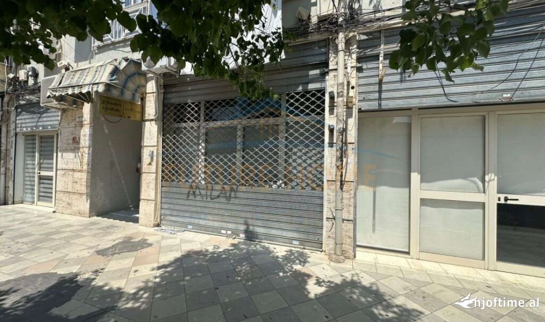 Shitet, Ambient Biznesi, Komuna e Parisit.