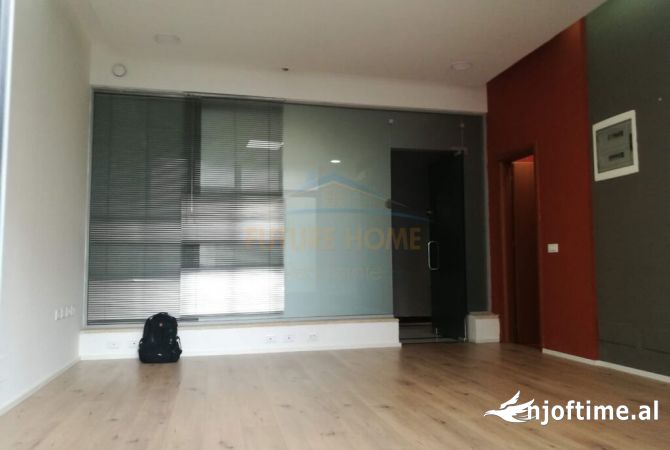 Ambiente Commerciale in Affitto 3+1 a Tirana - 500 Euro