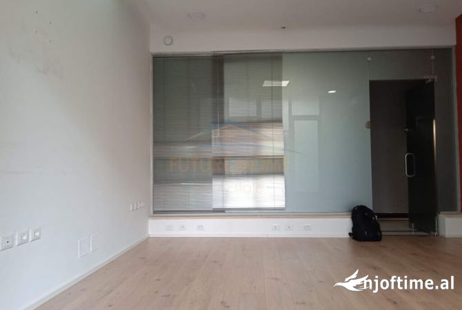 Ambiente Commerciale in Affitto 3+1 a Tirana - 500 Euro