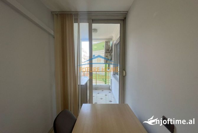 Ambiente Commerciale in Affitto 3+1 a Tirana - 1,300 Euro