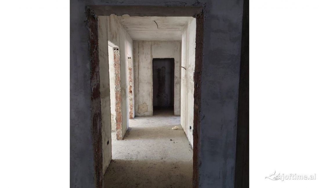 Shtepi ne shitje Apartament ne Tirane, 2+1, Mobilimi Bosh, pa mobiluar, Pagesa 97,000  Euro.