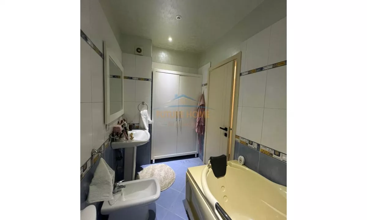 Shtepi ne shitje Apartament ne Tirane, 2+1, Mobilimi E mobiluar, Pagesa 317,500  Euro.