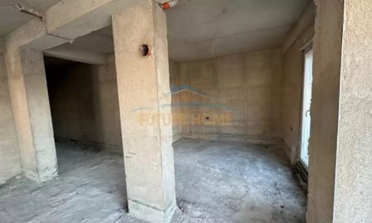 Shtepi ne shitje Penthose(kati i fundit panoramik) ne Tirane, 2+1, Mobilimi Bosh, pa mobiluar, Pagesa 325,000  Euro.