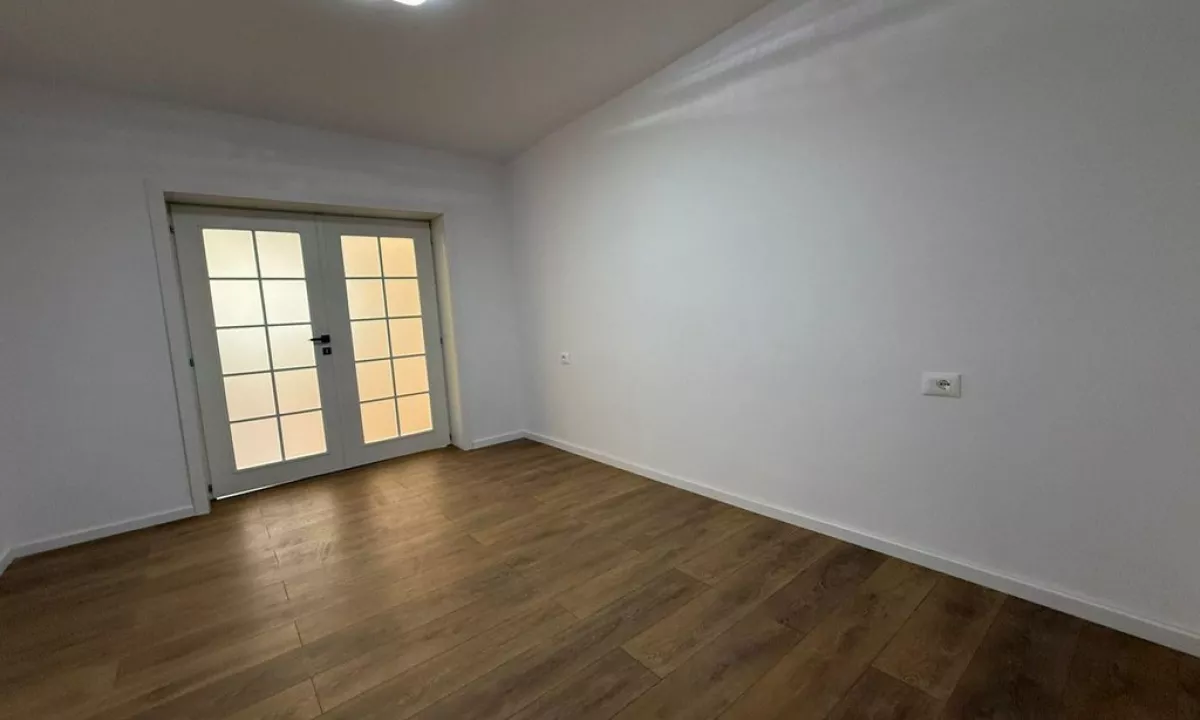 Shtepi ne shitje Apartament ne Tirane, 1+1, Mobilimi Bosh, pa mobiluar, Pagesa 118,900  Euro.
